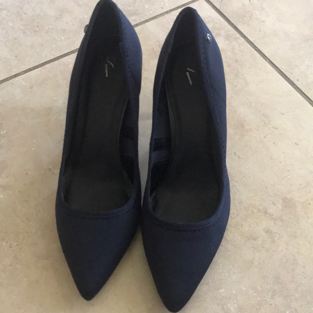 Navy heels